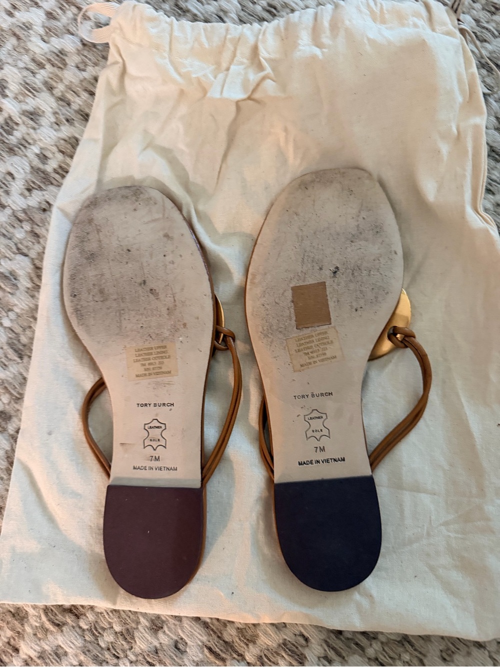 Tory Burch Tan Leather Thong Sandals with Gold Disc - Picture 3 of 3